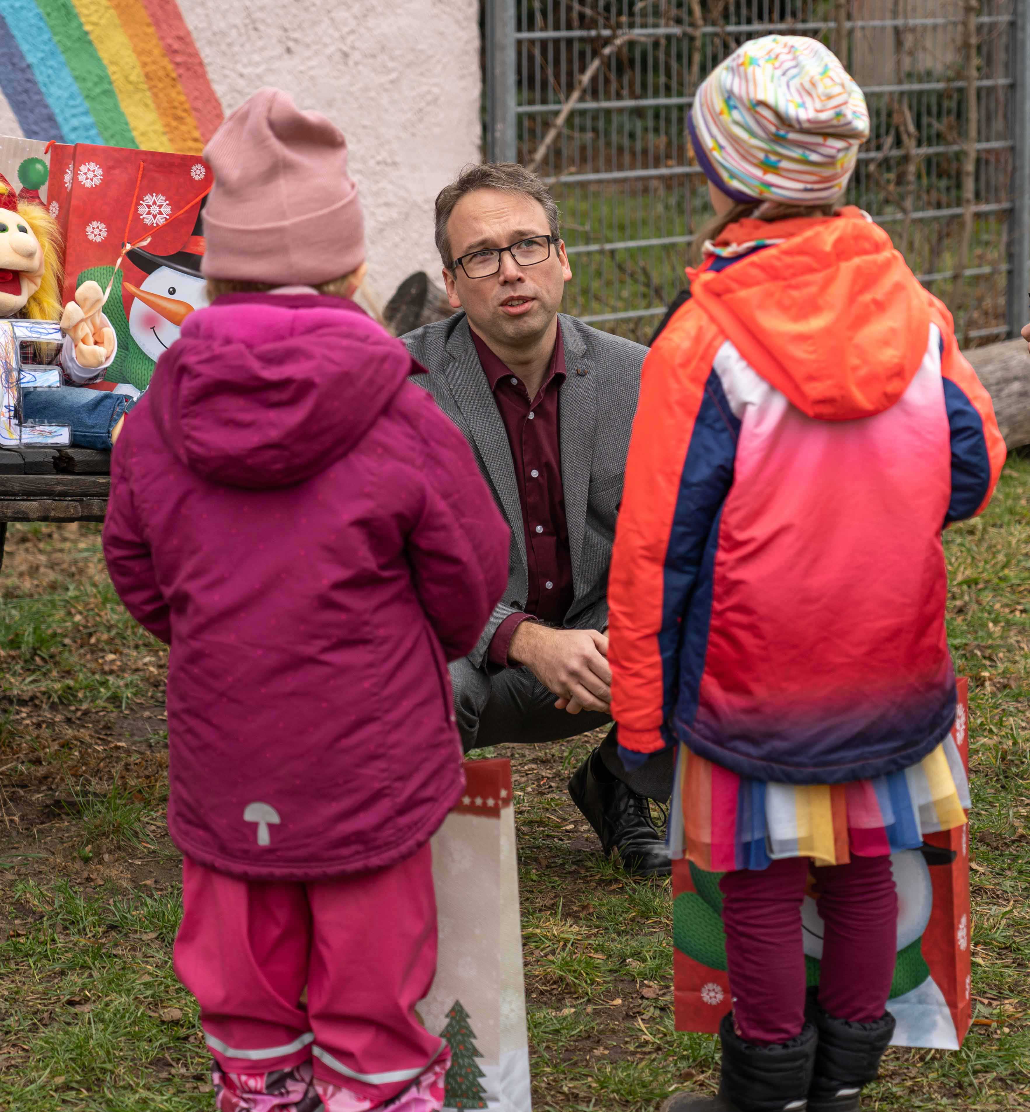 Prokurist Tobias Dietze überreicht Spenden an die Kinder.